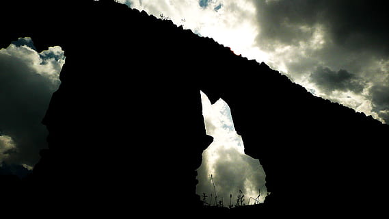rovinare, ombra, parete, nuvole, buio, triste, tetro, nuvola - cielo, cielo, silhouette, natura, bellezza nella natura, Inquadratura dal basso, nessuno, la tranquillità, scenics - natura, scena tranquilla, giorno, temperatura fredda, all'aperto, inverno, scena non urbana, a distanza, ambiente, la neve, idilliaco, 2K, CC0, dominio pubblico, privo di copyright