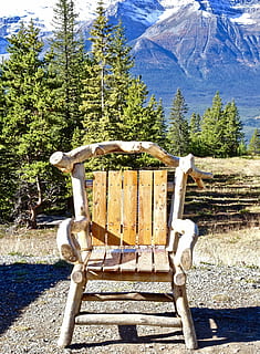 Stuhl, rustikal, Berge, Dekoration, hölzern, traditionell, Pflanze, Berg, Baum, Tag, Natur, keine Leute, Schönheit in der Natur, Sonnenlicht, ruhige Szene, Ruhe, Szenen - Natur, draußen, Wachstum, Holz - Material, Land, Landschaft, Geländer, Nicht-städtische Szene, Wald, Umgebung, schneebedeckter Berg, 4K, CC0, gemeinfrei, lizenzfrei