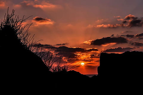 medi ambient, mar, eventide, posta de sol, cel, silueta, núvol - cel, bellesa a la natura, escenics - natura, color taronja, escena tranquil·la, tranquil·litat, cel dramàtic, naturalesa, idíl·lic, cap gent, muntanya, majestuós, escena no urbana, a l'aire lliure, planta, cel romàntic, fosc, 1080P, CC0, domini públic, lliure de regalies