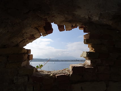 peisaje alb nori, gaură, cărămizi, deschidere, cărămidă, perete, vedere, soare, mare, ocean, corfu, Grecia, arhitectură, construită, istorie, trecutul, în interior, apă, nici o persoana, cer, zi, arc, natură, solid, peşteră, vechi, clădire, stâncă, obiect de rocă, montare pe perete, perete de piatra, civilizatie antica, ruinat, 2K, CC0, domeniu public, fără drepturi de autor