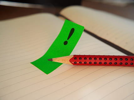 pubblicalo, gli appunti, Nota, carta, elenco, promemoria, memoria, ufficio, Stickies, note adesive, nota adesiva, Messaggio, comunicazione, colorato, colore, lezione, foglia, accessori per ufficio, post-it-chit, matita, partire, bloc notes, tempo, verde, in casa, natura morta, avvicinamento, nessuno, formazione scolastica, tavolo, colore verde, strumento di scrittura, gruppo di oggetti, concentrarsi sulle conoscenze acquisite, legno - materiale, vista dall'alto, arte e artigianato, matita colorata, messa a fuoco selettiva, giochi di svago, acuto, due oggetti, 4K, CC0, dominio pubblico, privo di copyright