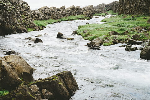 See, umgeben, Steine, Fluss, Strom, Wasser, Felsen, Felsbrocken, Gras, Felder, Natur, Rock, solide, Rock - Objekt, Tag, fließendes Wasser, Schönheit in der Natur, Szenen - Natur, Baum, Pflanze, Bewegung, keine Leute, Land, draußen, fließend, Ruhe, ruhige Szene, 2K, CC0, gemeinfrei, lizenzfrei