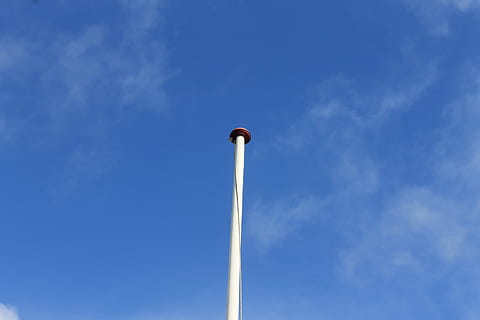 pol, bandera blanca, cel blau, asta de bandera, blanc, bandera, cel, blau, símbol, el patriotisme, simbòlic, vista d’angle baix, cap gent, a l'aire lliure, pista de vapor, núvol - cel, carrer, naturalesa, dia, llum del carrer, equips d’il·luminació, còpia espai, transport, arquitectura, vehicle aeri, moviment, avió, estructura construïda, Pol · lució, 4K, CC0, domini públic, lliure de regalies