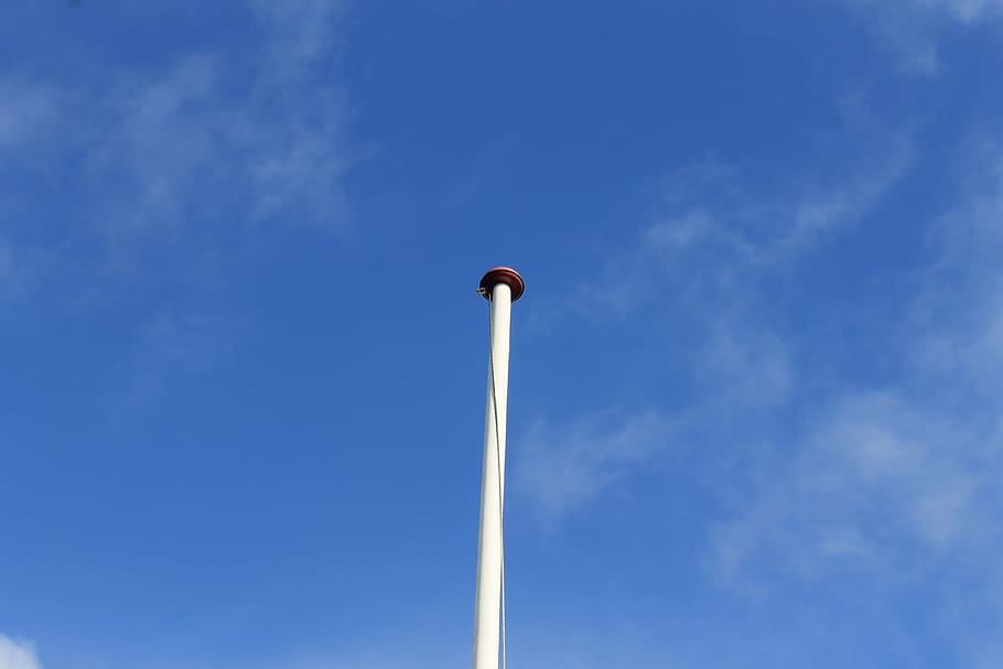 pol, bandera blanca, cel blau, asta de bandera, blanc, bandera, cel, blau, símbol, el patriotisme, simbòlic, vista d’angle baix, cap gent, a l'aire lliure, pista de vapor, núvol - cel, carrer, naturalesa, dia, llum del carrer, equips d’il·luminació, còpia espai, transport, arquitectura, vehicle aeri, moviment, avió, estructura construïda, Pol · lució, 4K