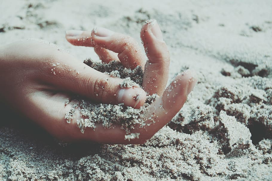 main, le sable, plage, mer, femmes, eau, personnes, main humaine, les vacances, partie du corps humain, une personne, terre, Vrais gens, partie du corps, doigt, doigt humain, modes de vie, la nature, Activité de loisir, se concentrer sur le premier plan, personne méconnaissable, journée, fermer, en plein air, désordonné, clou, pied humain, 2K