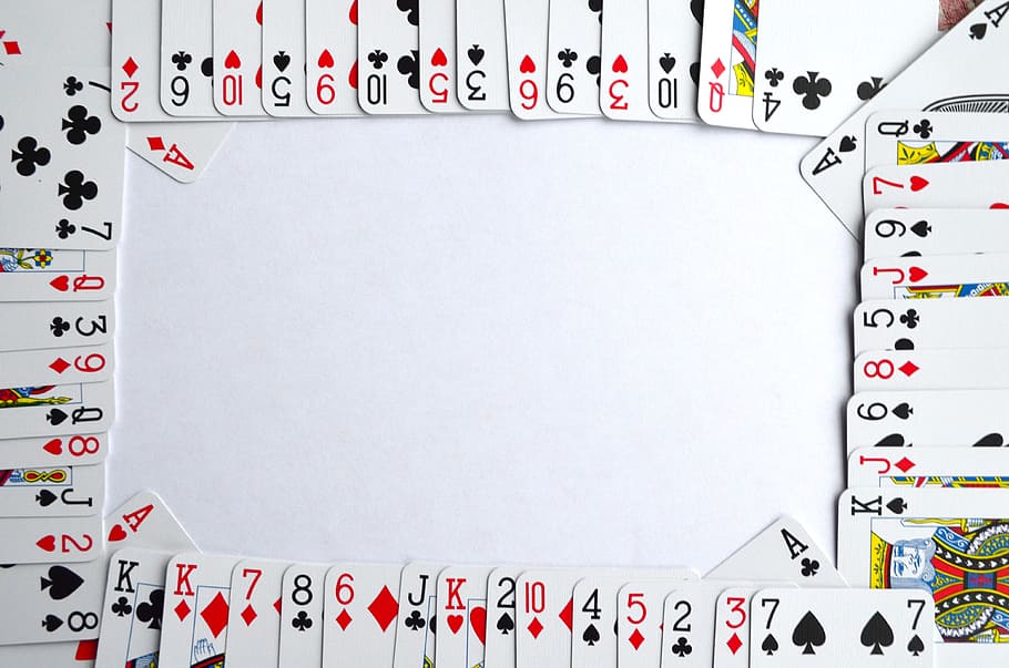 jugant, lot de cartes, superior, blanc, taula, fons, targetes, joc, entreteniment, còpia espai, Color blanc, buit, carta, tallar, cap gent, en blanc, paper, vermell, nombre, directament a sobre, primer pla, text, marc, tir de l'estudi, negocis, fons blanc, a l'interior, cultura i entreteniment artístic, vista frontal, compost digital, 4K
