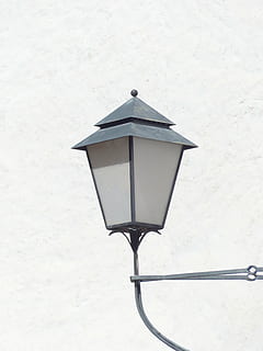 lanterna, lampada, luce, inferno, fai luce, illuminare, illuminazione, lampada elettrica, lampione, attrezzatura per l'illuminazione, nessuno, giorno, caratteristica della parete, strada, Inquadratura dal basso, natura, all'aperto, struttura costruita, Colore bianco, architettura, elettricità, animali allo stato selvatico, avvicinamento, luce del sole, fauna selvatica, copia spazio, metallo, luce a gas, 4K, CC0, dominio pubblico, privo di copyright