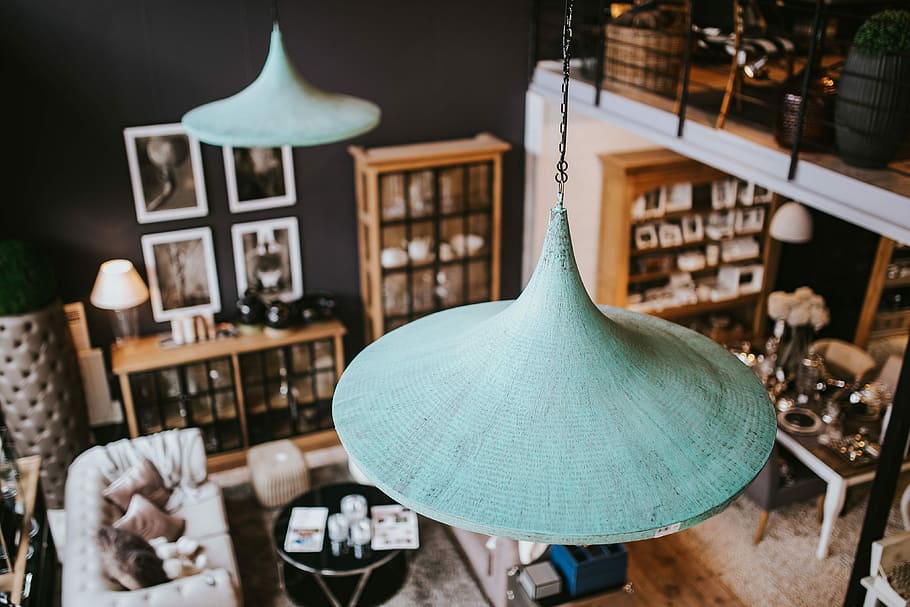 arredamento per la casa elegante, elegante, Home decor, interno, casa, arredamento, bellissimo, ricco, in casa, sedia, tavolo, nessuno, immagine a colori, giorno, concentrarsi sulle conoscenze acquisite, attrezzatura per l'illuminazione, legno - materiale, mestiere, posto a sedere, attività commerciale, illuminato, arte e artigianato, mensola, memorizzare, messa a fuoco selettiva, cuscino, piccola impresa, natura morta, preparativi, lampada elettrica, 4K