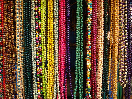collarets, bahia, textura, enganxar, multicolor, patró, moda, fons, colors, variació, marc complet, venda al detall, elecció, mercat, cap gent, gran grup d'objectes, primer pla, a la venda, a l'interior, joieria, tèxtil, Paradeta, taló, col · lecció, costat a costat, botiga, 2K, CC0, domini públic, lliure de regalies