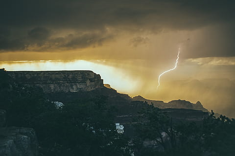 bliksem slaat in, zandstorm, silhouet fotografie, bliksem, rotsachtig, bergen, gevangen, in de storm, wolk, storm, berg-, bewolkt, natuur, landschap, Vakantiebestemmingen, wolk - lucht, hemel, buitenshuis, cloudscape, geen mensen, schoonheid in de natuur, weer, dramatische hemel, stormwolk, kracht in de natuur, onweersbui, macht, waarschuwingsbord, teken, scenics - natuur, milieu, rock - object, onheilspellend, agressie, 5K, CC0, publiek domein, royaltyvrij