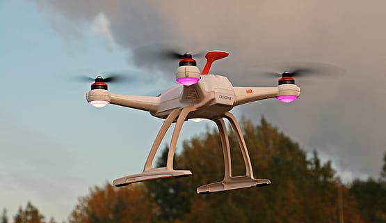 blanc, drone quadricoptère, drone, uav, ciel, des nuages, quadcoptère, voler, robot, multicoptère, télécommande, vol, exploration, regarder, espion, avion, loisir, hélice, vis, La technologie, électronique, contrôlé à distance, objet volant, la nature, illuminé, des arbres, la cime des arbres, l'automne, futuriste, thèmes de la photographie, en volant, en plein air, journée, personne, innovation, fermer, membre, bras humain, véhicule aérien, membre humain, se concentrer sur le premier plan, transport, partie du corps humain, personnes, toute la longueur, partie du corps, représentation humaine, industrie aérospaciale, bras levés, 5K, CC0, domaine public, libre de droits