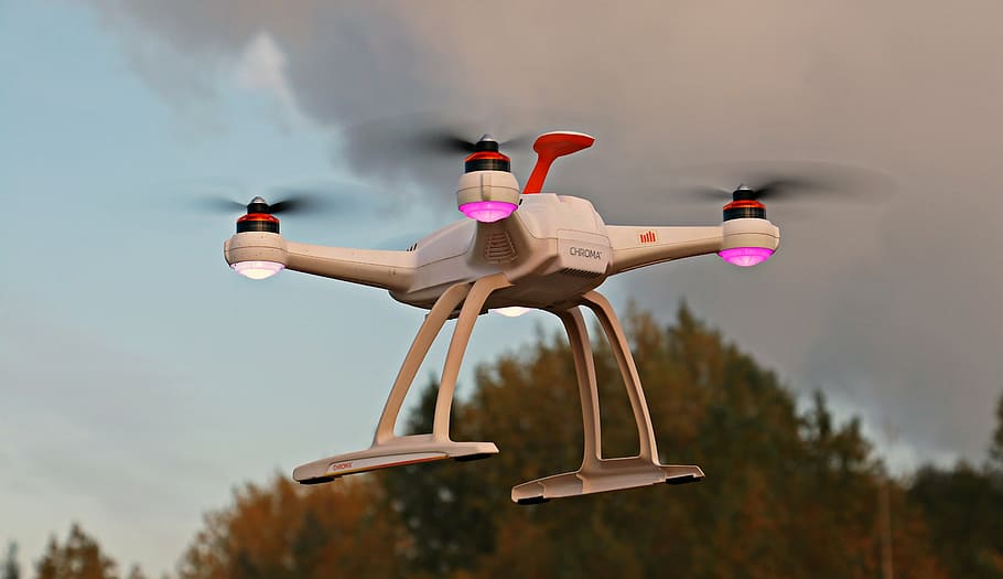 blanc, drone quadcopter, drone, uav, cel, núvols, quadcopter, volar, robot, multicopter, control remot, vol, exploració, veure, espia, avions, pasatemps, hèlix, cargol, tecnologia, electrònica, controlat remotament, objecte volador, naturalesa, il·luminat, arbres, arbre d’arbre, tardor, futurista, temes de fotografia, volant, a l'aire lliure, dia, cap gent, innovació, primer pla, membre, braç humà, avió, vehicle aeri, extremitat humana, centrar-se en primer pla, transport, part del cos humà, gent, longitud completa, part del cos, representació humana, indústria aeroespacial, braços aixecats, 5K