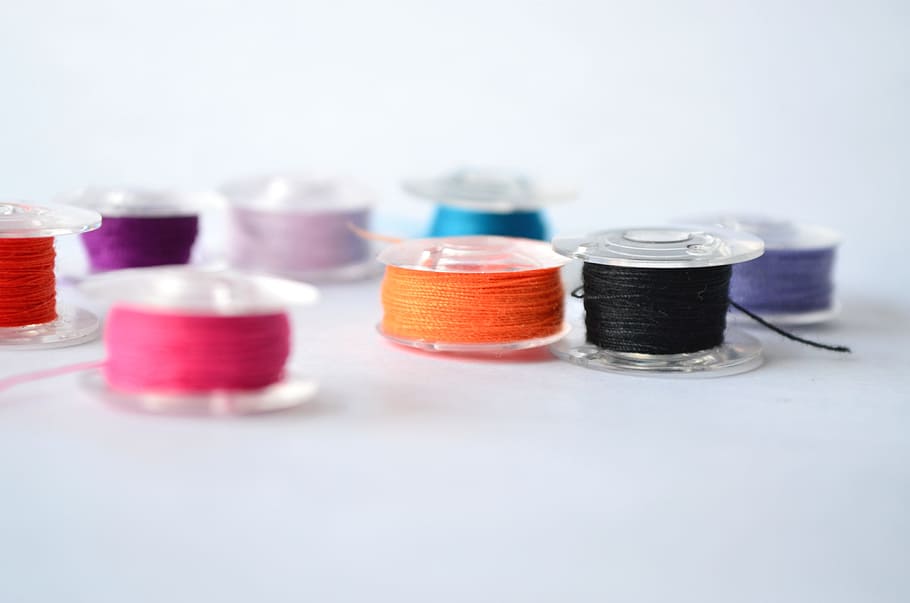 poc profund, focalitzar la fotografia, fils de colors assortits, taronja, negre, negre, rosa, fils, bobines, sastreria, sastre, cosir, artesania, costura, bobina, fons blanc, cap gent, a l'interior, tir de l'estudi, primer pla, dia, variació, elecció, grup d'objectes, multicolor, còpia espai, natura morta, gran grup d'objectes, enfocament selectiu, en fila, color rosa, grup, cinc objectes, 4K