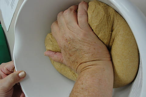 pane, impastare, Impasto, infornare, fatti in casa, fatto a mano, preparazione, cucina, cibo, mano umana, parte del corpo umano, faccende, cucina domestica, lavaggio, vista dall'alto, mano, cibo e bevande, detenzione, in casa, adulto, persone, avvicinamento, donne, parte del corpo, persone reali, attrezzature domestiche, stili di vita, stanza domestica, freschezza, dito, 2K, CC0, dominio pubblico, privo di copyright