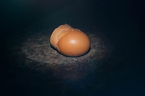 ouă, ou, pui, mic dejun, coajă, gătire, întuneric, ingredient, alimente, bucătărie, nutriție, mancare si bautura, mâncat sănătos, bunăstare, prospeţime, în interior, gălbenuș de ou, ou animal, a închide, mancare cruda, studio shot, nici o persoana, un singur obiect, Fundal negru, natură moartă, vulnerabilitate, fragilitate, eggshell, maro, 4K, CC0, domeniu public, fără drepturi de autor