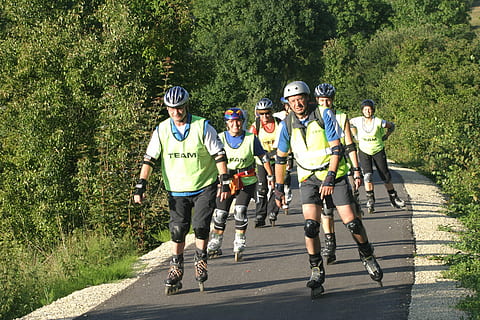 menneskemængde, folk inline, stå på skøjter, grå, asfaltvej, dagtimerne, in-line skating, skater, cykelsti, fritid, udholdenhed sport, rulleskøjter, altmuehltalradweg, sommer, sport, skatere, cykling, cykel, vej, midt voksen, Skov, eventyr, gruppe af mennesker, træ, fuld længde, dag, transportmidler, rigtige mennesker, plante, herrer, fritidsaktivitet, forfra, livsstil, mennesker, Kvinder, samvær, voksen, hjelm, moden voksen, unge mænd, modne mænd, udendørs, 2K, CC0, offentligt domæne, royaltyfrie