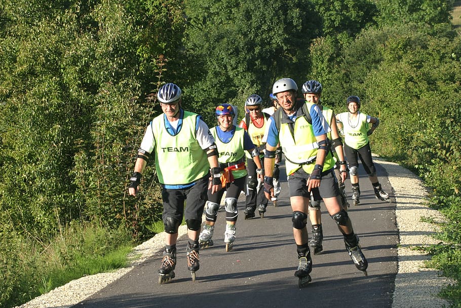 menneskemængde, folk inline, stå på skøjter, grå, asfaltvej, dagtimerne, in-line skating, skater, cykelsti, fritid, udholdenhed sport, rulleskøjter, altmuehltalradweg, sommer, sport, skatere, cykling, cykel, vej, midt voksen, Skov, eventyr, gruppe af mennesker, træ, fuld længde, dag, transportmidler, rigtige mennesker, plante, herrer, fritidsaktivitet, forfra, livsstil, mennesker, Kvinder, samvær, voksen, hjelm, moden voksen, unge mænd, modne mænd, udendørs, 2K