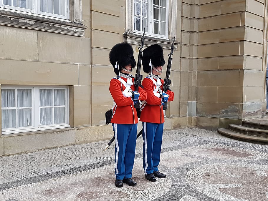 Dinamarca, Elisabeth, reina, arquitectura, exterior de l'edifici, nen, unió, estructura construïda, homes, uniforme, mascles, longitud completa, nois, infància, edifici, gent, roba, família, adult, dia, dues persones, femelles, de peu, a l'aire lliure, govern, 4K