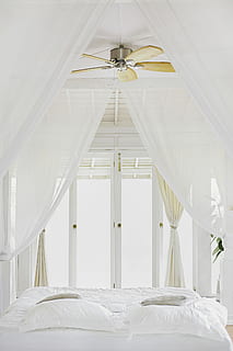 llençol, finestra de vidre, dormitori blanc, dormitori, llit, sostre, ventilador, porta, a l'interior, Color blanc, cap gent, arquitectura, mobles, tèxtil, estructura construïda, penjant, equips d’il·luminació, absència, cortina, vista d’angle baix, interior de casa, habitació domèstica, edifici, dia, luxe, 5K, CC0, domini públic, lliure de regalies