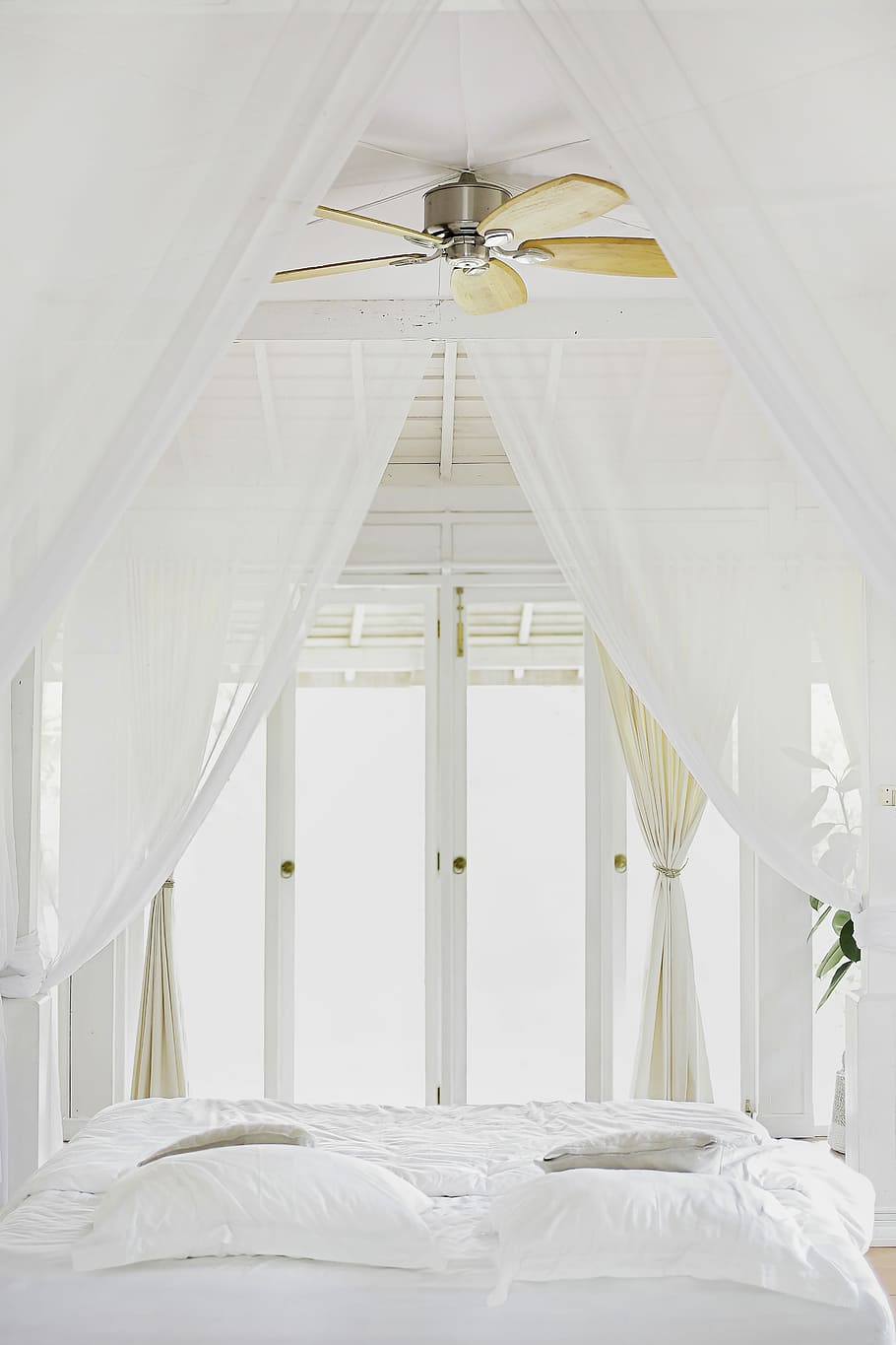 llençol, finestra de vidre, dormitori blanc, dormitori, llit, sostre, ventilador, porta, a l'interior, Color blanc, cap gent, arquitectura, mobles, tèxtil, estructura construïda, penjant, equips d’il·luminació, absència, cortina, vista d’angle baix, interior de casa, habitació domèstica, edifici, dia, luxe, 5K