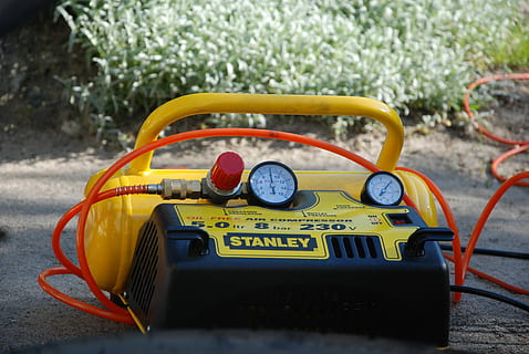 Kompressor, Luft, Kompressor, Luft, Transport, draußen, Tag, keine Leute, Nahansicht, Gelb, Transportmittel, Auto, Retro-Stil, Natur, Kommunikation, Spielzeug, Kraftfahrzeug, selektiver Fokus, Technologie, Text, Spielzeugauto, Fokus auf den Vordergrund, 4K, CC0, gemeinfrei, lizenzfrei