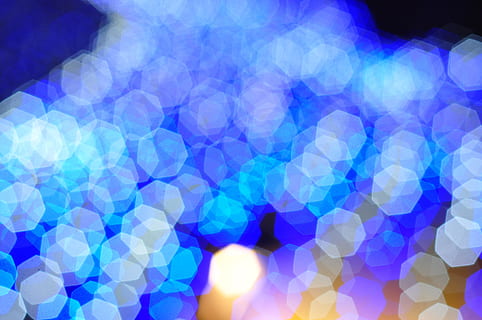 licht, kunst, blauw, patroon, abstract, achtergrond, vervagen, bokeh, helder, kleur, ontwerp, focus, verlicht, lichtblauw, luminescentie, neon-, vormen, schijnend, achtergronden, licht - natuurverschijnsel, multi gekleurd, defocused, geen mensen, glimmend, levendige kleuren, gevlekt, verlichtingsapparatuur, geometrische vorm, decoratie, evenement, Purper, gloeiend, vorm, viering, abstracte achtergronden, Helder verlichte, 4K, CC0, publiek domein, royaltyvrij