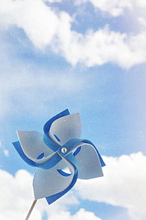 Weiß, Blau, Handheld, Windmühle, wolkig, Himmel, Windfahne, Wolke, Windrad, Sommer-, wolke - himmel, Flachwinkelansicht, keine Leute, Tag, Natur, draußen, Sonnenlicht, Schönheit in der Natur, Design, Glas - Material, Kunst, sonnig, Ruhe, Wirbeltier, weiße Farbe, Papier-, 5K, CC0, gemeinfrei, lizenzfrei