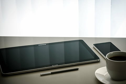 negru, galeria samsung galaxy, gri, suprafaţă, tehnologie, masa, stylus, Samsung, telefon mobil, ceașcă, halbă, ceai, farfurie, cafea, tehnologia fără fir, cafea - băutură, cană de cafea, în interior, laptop, băutură, comunicare, calculator, mancare si bautura, conexiune, gustare, birou, nici o persoana, corporativă, modern, faianță, 5K, CC0, domeniu public, fără drepturi de autor