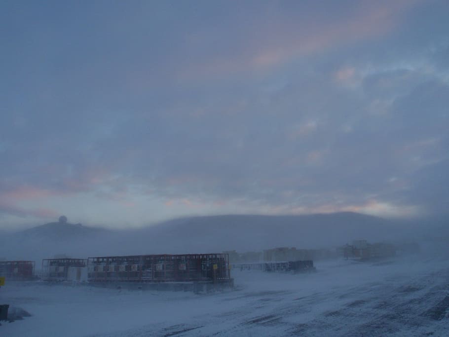 neu, bufat, hiverns, vent, temporades, nevat, edificis, estructures, tempestes, blanc, congelat, a l'aire lliure, paisatge, fred, temps, climes, zing, temperatures, ze, nevades, gelades, hivern, naturalesa, fred - temperatura, escenics, gel, cel, bellesa a la natura, tranquil·litat, temperatura de fred, núvol - cel, escenics - natura, cap gent, aigua, exterior de l'edifici, arquitectura, estructura construïda, mar, escena tranquil·la, moviment, nevar, muntanya nevada, 2K
