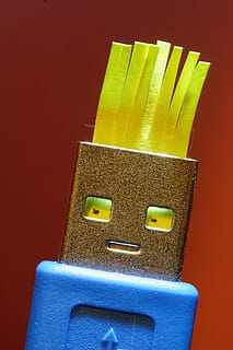 unità flash, USB, uomo, divertimento, capelli, viso, occhi, Conservazione, computer, tecnologia, memoria, spina, in casa, natura morta, avvicinamento, sfondo colorato, nessuno, girato in studio, connessione, metallo, plastica, rosso, contenitore, blu, comunicazione, caratteristica della parete, attrezzatura, macchinario, cavo, rete di computer, giallo, 4K, CC0, dominio pubblico, privo di copyright