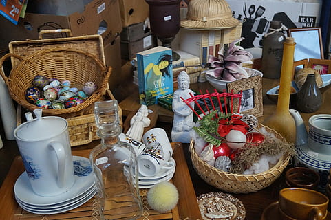 assortito, figurine, piatti, tazze, vasetti, tavolo, mercato delle pulci, cose, oggetti, uovo, vasellame, decorazione, giunca, vecchio, antico, nostalgia, ceramica, culture, mestiere, mercato, souvenir, memorizzare, variazione, vaso, nessuno, giorno, grande gruppo di oggetti, in casa, scelta, contenitore, cestino, in vendita, vista dall'alto, Al dettaglio, abbondanza, collezione, natura morta, creatività, cibo e bevande, bancarella, arte e artigianato, esposizione al dettaglio, 5K, CC0, dominio pubblico, privo di copyright