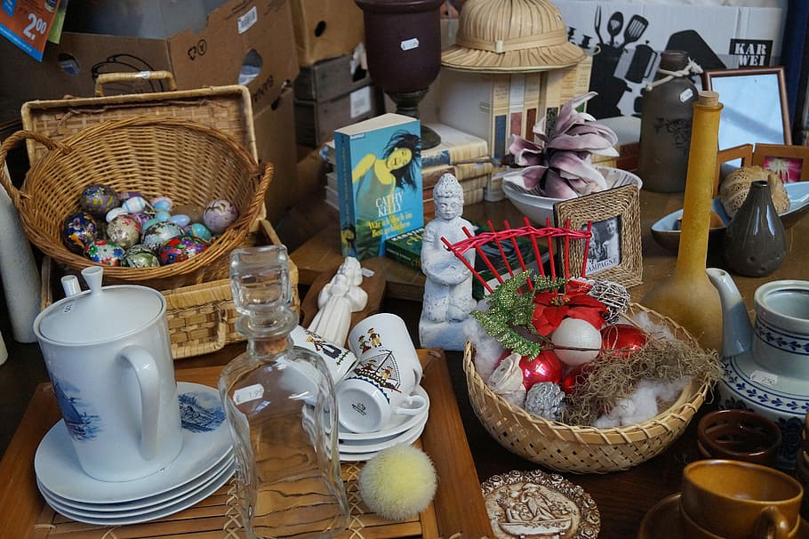 assortit, figuretes, plaques, tasses, pots, taula, mercat de puces, coses, objectes, ou, vaixella, decoració, escombraries, vell, antiguitat, nostàlgia, ceràmica, cultures, artesania, mercat, record, botiga, variació, jar, cap gent, dia, gran grup d'objectes, a l'interior, elecció, contenidor, cistella, a la venda, vista d’angle alt, venda al detall, abundància, col · lecció, natura morta, creativitat, menjar i beguda, Paradeta, art i artesania, visualització al detall, 5K