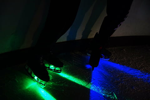 Rollschuhe, Eis, Licht, Beleuchtung, Blau, Nachtleben, Nacht-, beleuchtet, grüne Farbe, Nachtclub, menschliches Körperteil, Freizeitbeschäftigung, Stehen, Menschen, Schatten, drinnen, Licht - natürliches Phänomen, niedriger Abschnitt, echte Menschen, Kunst, Kultur und Unterhaltung, Körperteil, Tanzen, mehrfarbig, dunkel, clubbing, Laser-, 5K, CC0, gemeinfrei, lizenzfrei