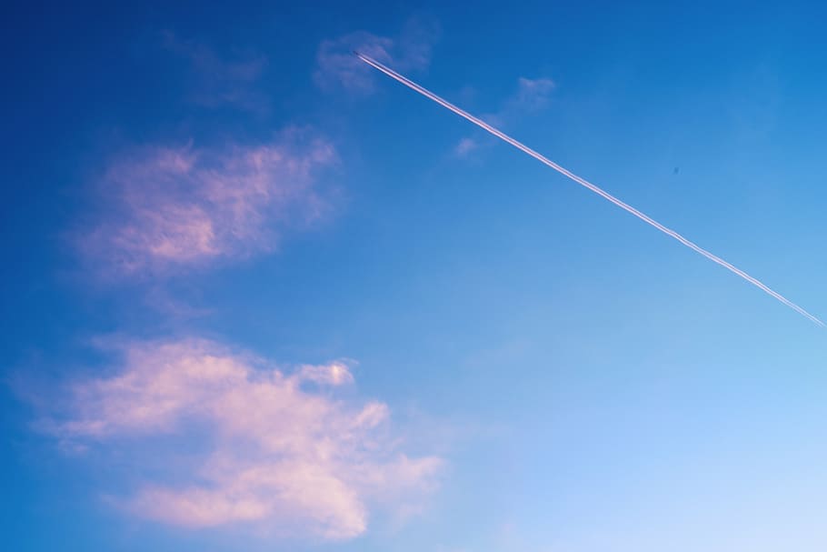 foto, estelles d’avió, cel, crepuscle, núvol, avions, pista de vapor, blau, contrail, bellesa a la natura, escenics, naturalesa, cap gent, dia, vista d’angle baix, núvol - cel, vehicle aeri, avió, volant, transport, manera de transport, viatjar, moviment, espai, a l'aire lliure, velocitat, 5K
