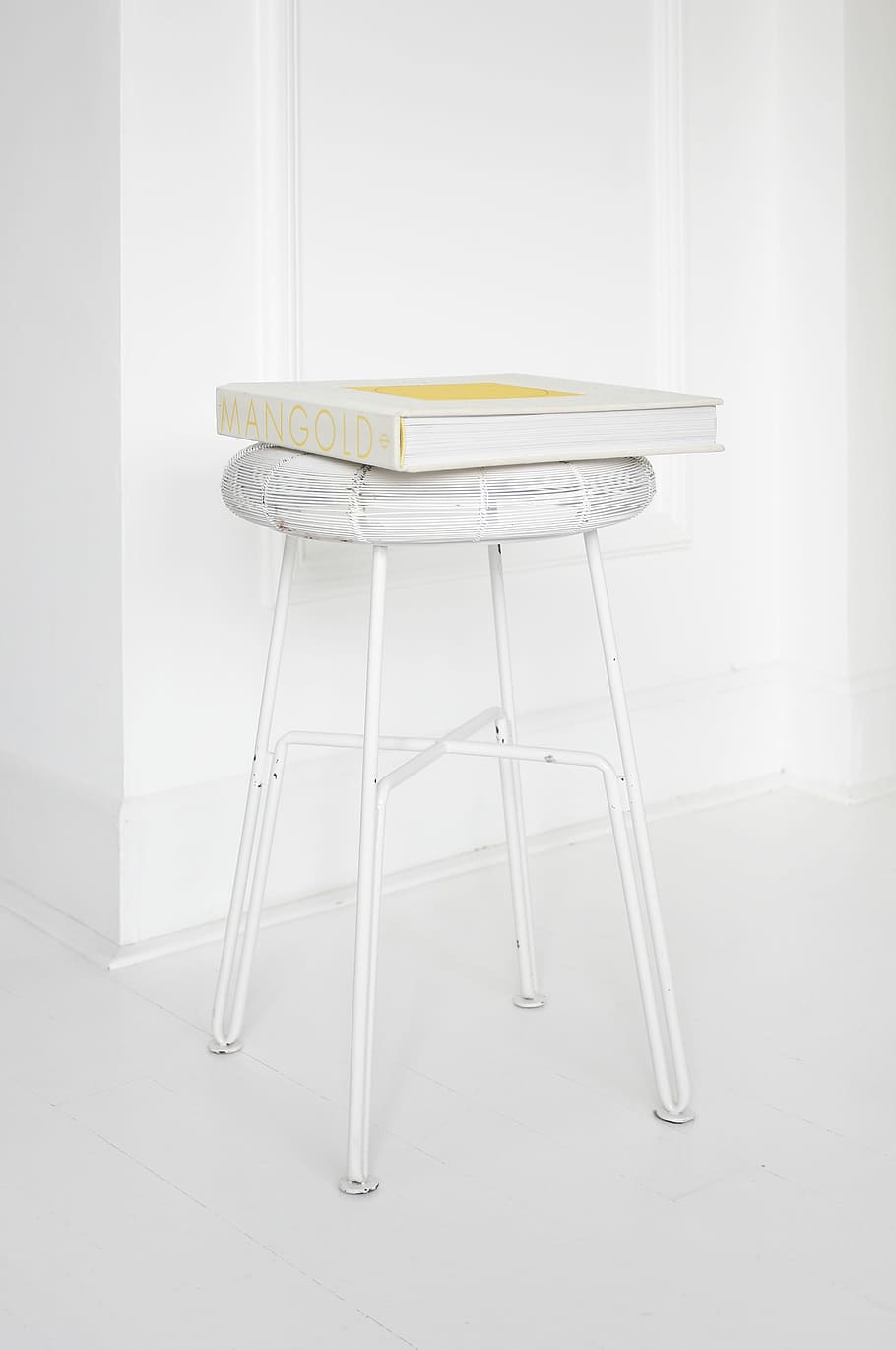 Mangold Box, Weiß, Schemel, Mangold-Buch, Barhocker, Buch, Innere, minimal, mangold, Gold, Möbel, Stuhl, Sitz, keine Leute, drinnen, Bodenbelag, Stillleben, leeren, Abwesenheit, weiße Farbe, Tabelle, Metall, Wandbau - Funktion, Hygiene, die Architektur, Text, Holz - Material, Wohnraum, 4K