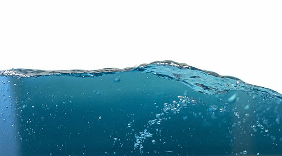 acqua blu, spruzzo, acqua, riflessione, trasparente, onda, bolla, pulito, liquido, blu, spruzzi, bere, ondulazione, fondale, luce, far cadere, freschezza, bagnato, natura, avvicinamento, sfondi, purezza, rinfresco, cibo e bevande, mare, girato in studio, movimento, sfondo bianco, temperatura fredda, nessuno, bevendo acqua, all'aperto, livello di superficie, 5K, CC0, dominio pubblico, privo di copyright