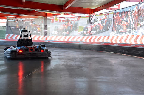 karting, obwód, silnik, sport, transport, środek transportu, zawody, pełna długość, prawdziwi ludzie, dzień, wewnątrz, sport wyczynowy, wyścig sportowy, emocja, samochód wyścigowy, bezpieczeństwo, styl życia, przedni widok, Sporty motorowe, tor wyścigów samochodowych, opona, koło, 4K, CC0, domena publiczna, darmowe zdjęcia