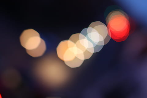 bokeh, światła, zwrotnica, abstrakcyjny, okrąg, tło, światło, lichtreflex, nieostry, plama apertury, kolorowy, czarny, ciemność, kolor, oświetlenie, noc, sztuka fotograficzna, oświetlony, niewyraźne, światło - zjawisko naturalne, kształt geometryczny, kształt, żadnych ludzi, sprzęt oświetleniowy, wielobarwne, Miasto, życie nocne, zdarzenie, tła, uroczystość, na dworze, wzór, rozjarzony, flara obiektywu, abstrakcyjne tła, 4K, CC0, domena publiczna, darmowe zdjęcia