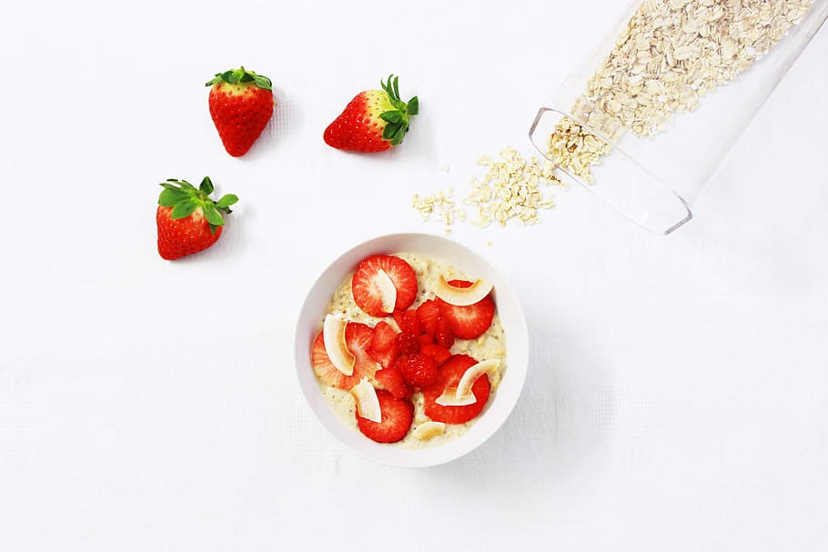 gesneden, aardbeien, wit, kop, vlak, leggen, fotografie, drie, kom, gevulde, aardbei, rood, fruit, voedsel, eten en drinken, gezond eten, bessen, welzijn, versheid, ontbijt, witte achtergrond, maaltijd, recht boven, gezonde levensstijl, zuivel product, studio opname, binnenshuis, geen mensen, hoge hoekmening, yoghurt, antioxidant, 5K