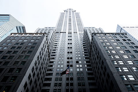 niedrig, Winkel Foto, grau, Beton, Hochhaus, Gebäude, hoch, Winkel Fotografie, Gebäude erheben, kleiner Winkel, Aussicht, Chrysler Building, Nyc, Wolkenkratzer, die Architektur, hoch schauen, Fenster, Bürogebäude, städtische Szene, Gebäudehülle, gebaute Struktur, Stadt, Innenstadt, Architektur und Gebäude, modern, Geschäft, Glas - Material, Turm, große Höhe, Stadtbild, keine Leute, Stadt leben, Reflexion, Finanzviertel, Flagge, Patriotismus, Bürogebäude außen, Büro, Flachwinkelansicht, Tag, Himmel, Natur, draußen, 5K, CC0, gemeinfrei, lizenzfrei