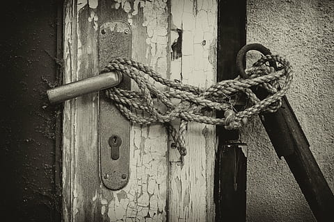 corda, fotografia de escala de cinzentos de alavanca de porta, fechadas, completou, porta, velho, castelo, bloqueado, porta de madeira, madeira - material, segurança, Entrada, metal, protecção, trancar, ninguém, fechar-se, cadeia, dia, amarrado, robusto, ao ar livre, cadeado, oxidado, 5K, CC0, domínio público, royalty free