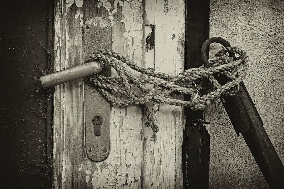 corda, fotografia de escala de grisos de palanca de portes, tancat, completat, porta, entrada, vell, castell, bloquejat, porta de fusta, material de fusta, seguretat, metall, protecció, bloqueig, cap gent, primer pla, cadena, dia, lligat, pestell, a l'aire lliure, cadenat, rovellat, 5K