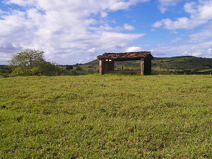 paisatge, cel blau, núvols, cel, blau, Brasil, muntanya, senzillesa, núvol, horitzó, bellesa, naturalesa, senders, tarda, estiu, ceu, granja, escena rural, vell, arquitectura i edificis, antiga ruïna, arquitectura, herba, antic, estructura construïda, cap gent, història, casa, camp, Masia, planta, terra, núvol - cel, dia, color verd, tranquil·litat, medi ambient, creixement, exterior de l'edifici, arbre, a l'aire lliure, bellesa a la natura, civilització antiga, 2K, CC0, domini públic, lliure de regalies