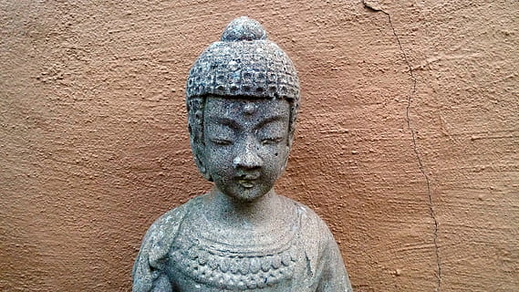 สีเทา, ประติมากรรม, ข้าง, ผนัง, พระพุทธเจ้า, รูปปั้น, ศาสนา, พุทธศาสนา, การทำสมาธิ, มโนมัย, ความเชื่อ, เซน, ใบหน้า, หิน, วัฒนธรรม, ความสงบเงียบ, รำพึง, เงียบสงบ, ความสามัคคี, สมดุล, สงบเงียบ, ความสงบ, จิตวิญญาณ, การนั่งสมาธิ, สัญลักษณ์, วิถีการดำเนินชีวิต, เคร่งศาสนา, ชาวพุทธ, การแสดง, ศิลปะและงานฝีมือ, การเป็นตัวแทนของมนุษย์, ความคิดสร้างสรรค์, คุณสมบัติผนังอาคาร, ไม่มีคน, อุปมาชาย, วัน, งานฝีมือ, ใกล้ชิด, สถาปัตยกรรม, กลางแจ้ง, มุมมองด้านหน้า, เก่า, วัสดุหิน, น้ำพุ, แกะสลัก - สินค้าหัตถกรรม, 4K