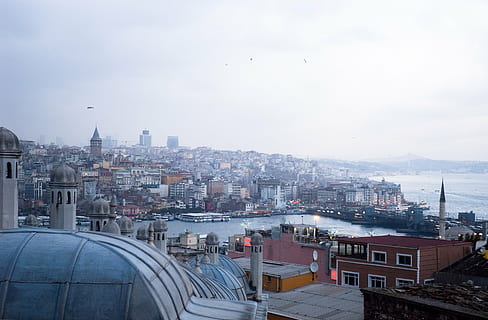 foto del paisatge urbà, arquitectura, edifici, infraestructura, estructura, establiment, apartament, finestres, condomini, hotel, gratacels, urbà, ciutat, aèria, paisatge urbà, lloc famós, europa, escena urbana, horitzó urbà, exterior de l'edifici, estructura construïda, cel, vista d’angle alt, naturalesa, barri residencial, cap gent, dia, aigua, a l'aire lliure, vida de ciutat, exterior d’edifici d’oficines, núvol - cel, 2K, CC0, domini públic, lliure de regalies