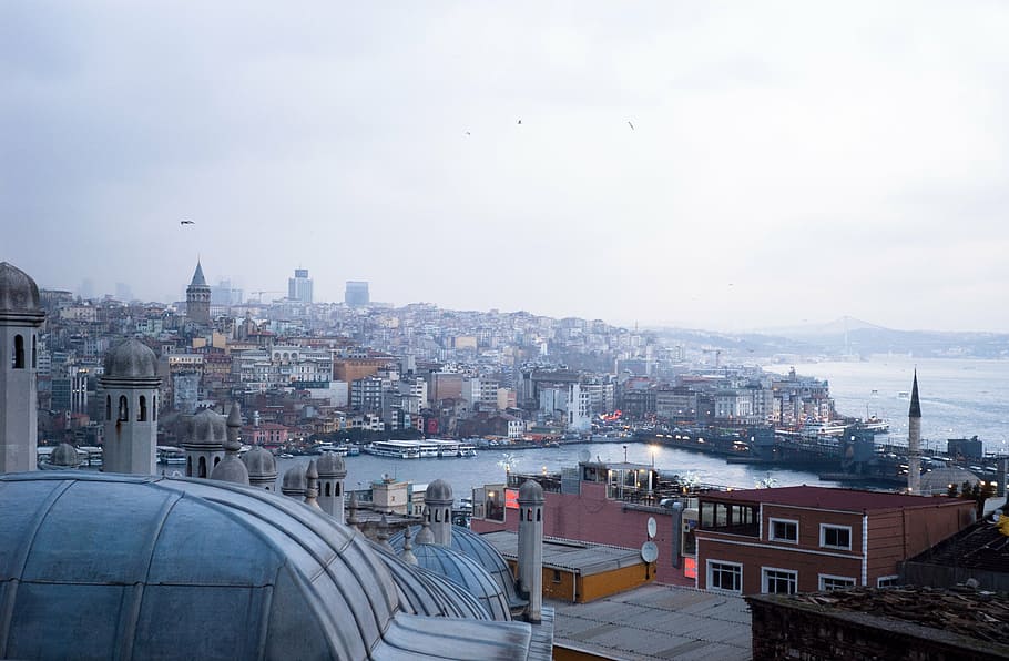 foto del paisatge urbà, arquitectura, edifici, infraestructura, estructura, establiment, apartament, finestres, condomini, hotel, gratacels, urbà, ciutat, aèria, paisatge urbà, lloc famós, europa, escena urbana, horitzó urbà, exterior de l'edifici, estructura construïda, cel, vista d’angle alt, naturalesa, barri residencial, cap gent, dia, aigua, a l'aire lliure, vida de ciutat, exterior d’edifici d’oficines, núvol - cel, 2K