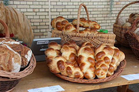 Brote pm Wicker Tablett, Challa-Brot, zopf, Eierbrot, eierzopf, Spezialität Brot, Backen, Mehl, Eier, Milch, Zucker, Hefe, Markt, Bäckerei, Korb, Essen und Trinken, Lebensmittel, Brot, Frische, gesundes Essen, Container, Stillleben, Verkauf, gebacken, keine Leute, zu verkaufen, Wohlbefinden, Korbweide, Tag, Wahl, große gruppe von gegenständen, Geschäft, Variation, Brötchen, Verkaufsdisplay, französisches Essen, 5K, CC0, gemeinfrei, lizenzfrei