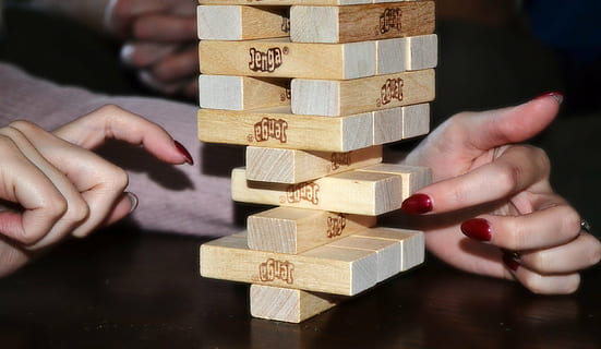 osoba, hraní, jenga bloky, jenga, Zůstatek, citlivost, stabilita, nestabilitu, nestabilní, stabilní, prsty, nehty, hra, dřevo, lidské ruky, část lidského těla, zásobník, uvnitř, detail, velká skupina objektů, hračka blok, dospělý, lidé, jen dospělí, ruka, jedna osoba, část těla, hračka, hospodářství, dřevo - materiál, stůl, muži, prst, lidský prst, zaměřit se na popředí, 2K, CC0, veřejná doména, bez autorských práv