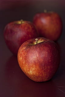 autunno, avvicinamento, Mela, lunatico, mele, luce soffusa, cibo e bevande, frutta, mangiare sano, cibo, freschezza, nessuno, benessere, natura morta, rosso, tavolo, mela - frutto, in casa, concentrarsi sulle conoscenze acquisite, gruppo di oggetti, girato in studio, singolo oggetto, maturo, vista dall'alto, tre oggetti, 4K, CC0, dominio pubblico, privo di copyright