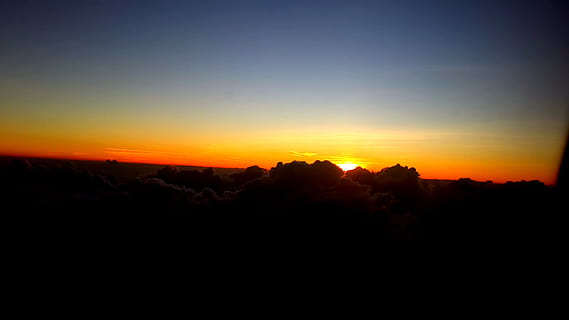 Fajar, matahari, awan, matahari terbenam, horison, tak terbatas, udara, pemandangan, dilihat, langit, tampak atas, bayangan hitam, keindahan di alam, ketenangan, scenics - alam, adegan yang tenang, warna oranye, alam, tidak ada orang, menyalin ruang, idilis, lingkungan Hidup, langit yang dramatis, di luar rumah, adegan non-urban, gelap, senja, 4K, CC0, domain publik, bebas royalti